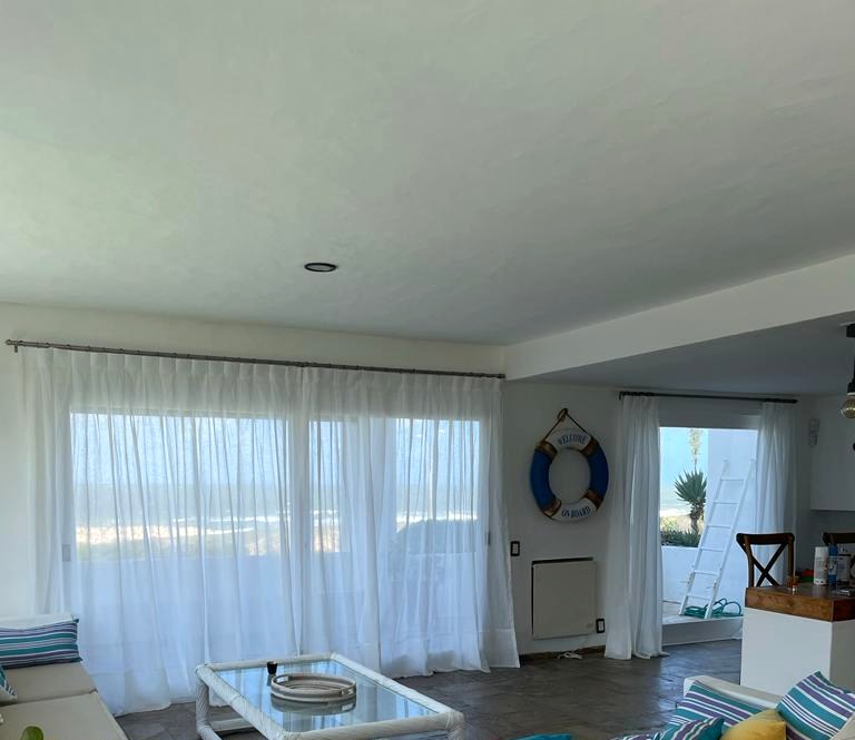 Decoración living playa con cortinas blancas