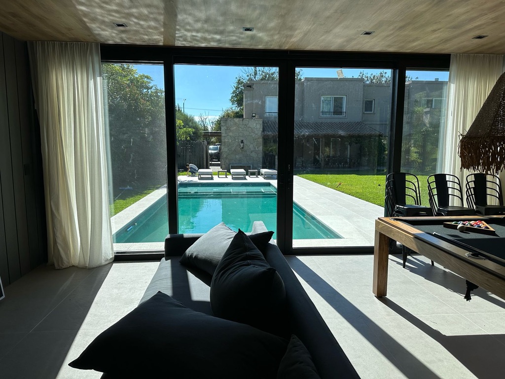 Cortinas a medida en casa moderna con piscina