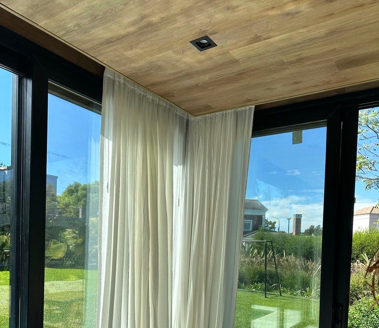 Cortinas en esquina de ventanas modernas